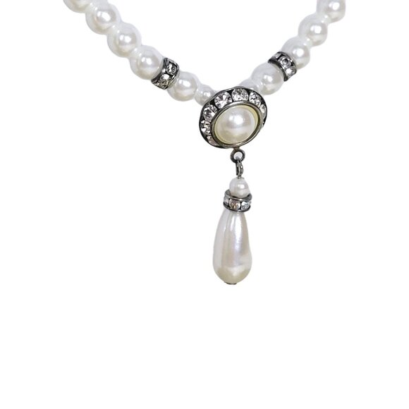 Vintage 16 Inch Faux Pearl Necklace With Ornate Clasp possibly silver. - Picture 3 of 12